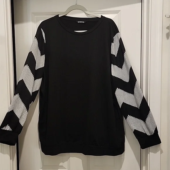 NEW Bloomchic black sweatshirt with geometric print sleeves 2x - Picture 3 of 5